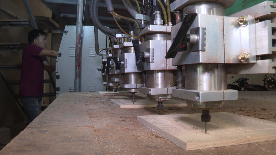 Máy cnc đang dùng dao 1 me